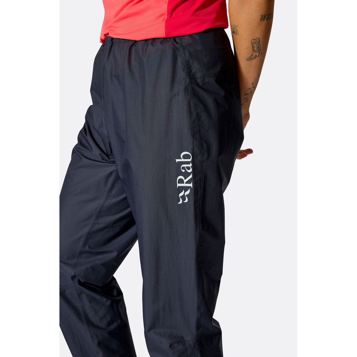 Rab Phantom Waterproof Pants in zwart – reflecterend Rab-logo op de pijp