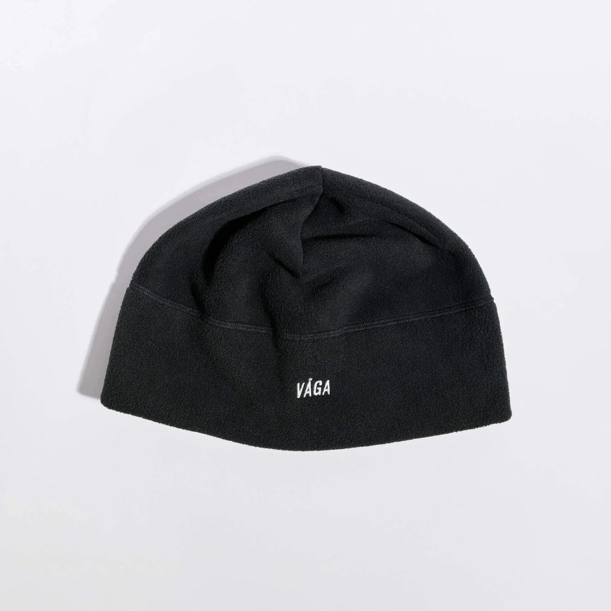 Våga Fleece Beanie in zwart – plat neergelegd zonder omslag