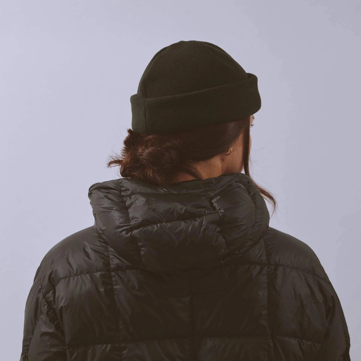Våga Fleece Beanie in zwart – gedragen, schuin achteraanzicht