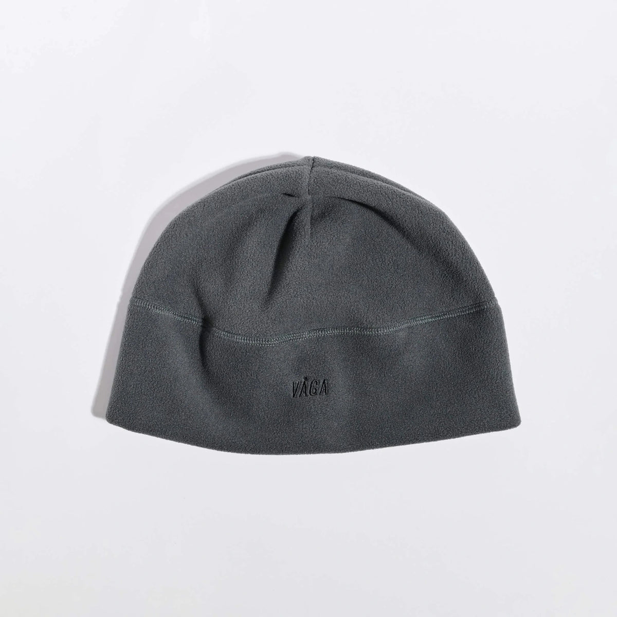 Våga Fleece Beanie in antraciet – plat neergelegd zonder omslag