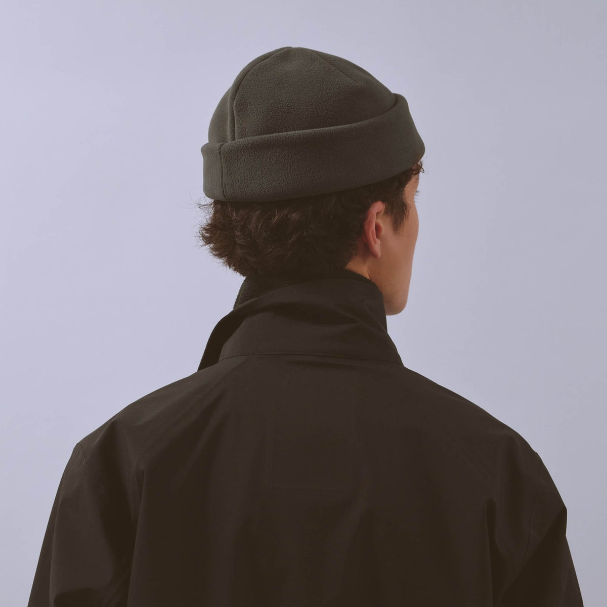 Våga Fleece Beanie in antraciet – gedragen, schuin achteraanzicht