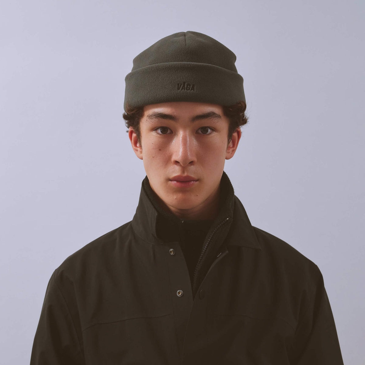 Våga Fleece Beanie in antraciet – gedragen, vooraanzicht