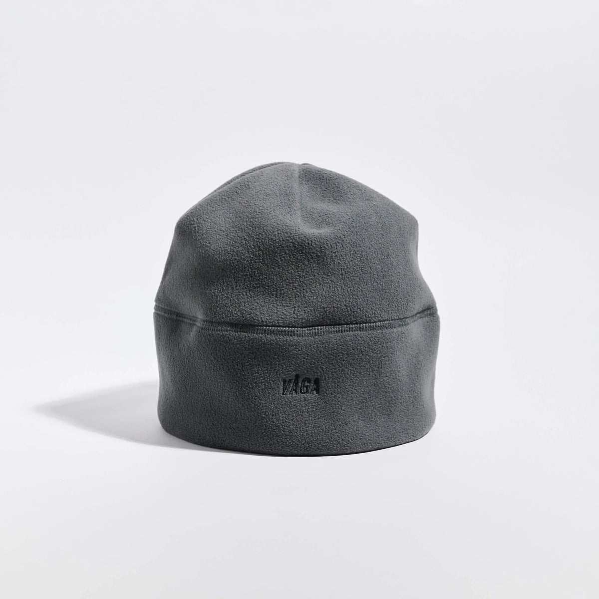 Våga Fleece Beanie in antraciet – rechtop, zijaanzicht
