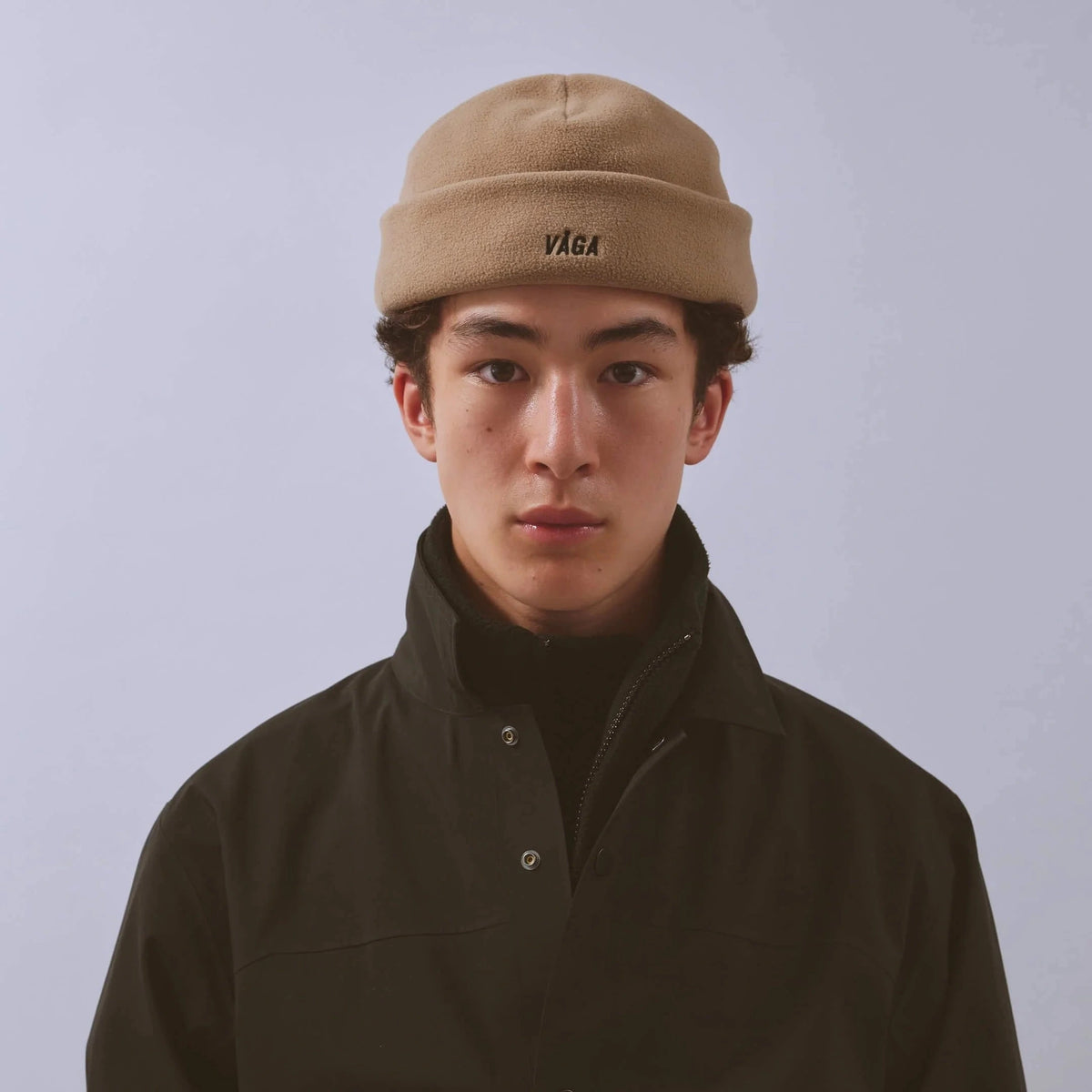 Våga Fleece Beanie in taupe – gedragen, vooraanzicht
