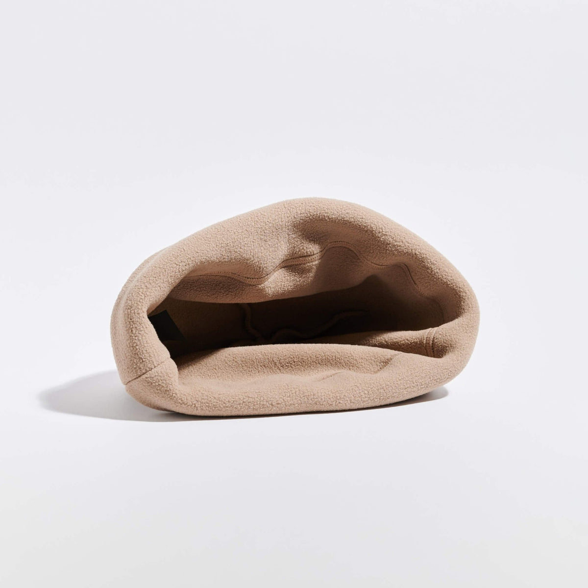 Våga Fleece Beanie in taupe – zicht op de binnenkant