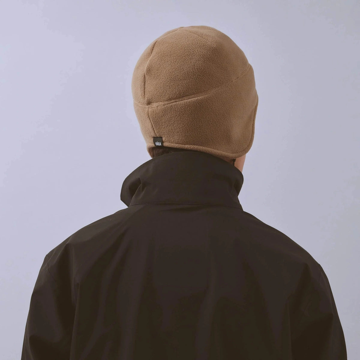 Våga Fleece Summit Beanie in taupe – gedragen, schuin achteraanzicht