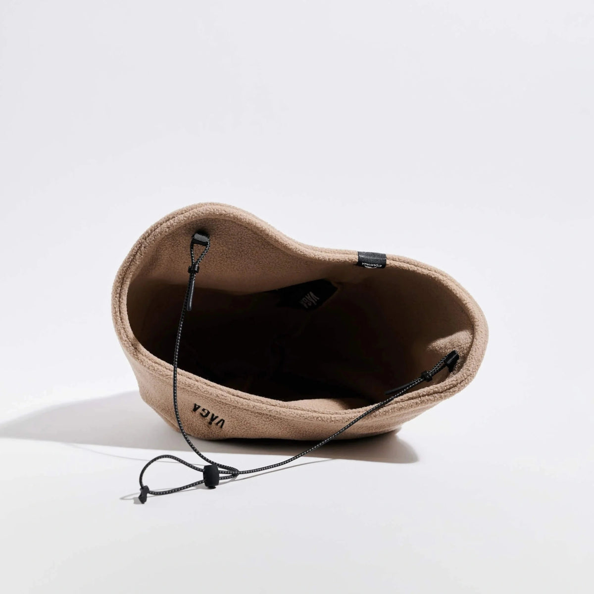 Våga Fleece Summit Beanie in taupe – binnenkant en kinkoord met stopper