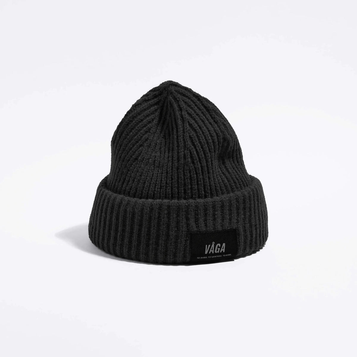 Våga Midweight Beanie in zwart – schuin vooraanzicht met Våga-label