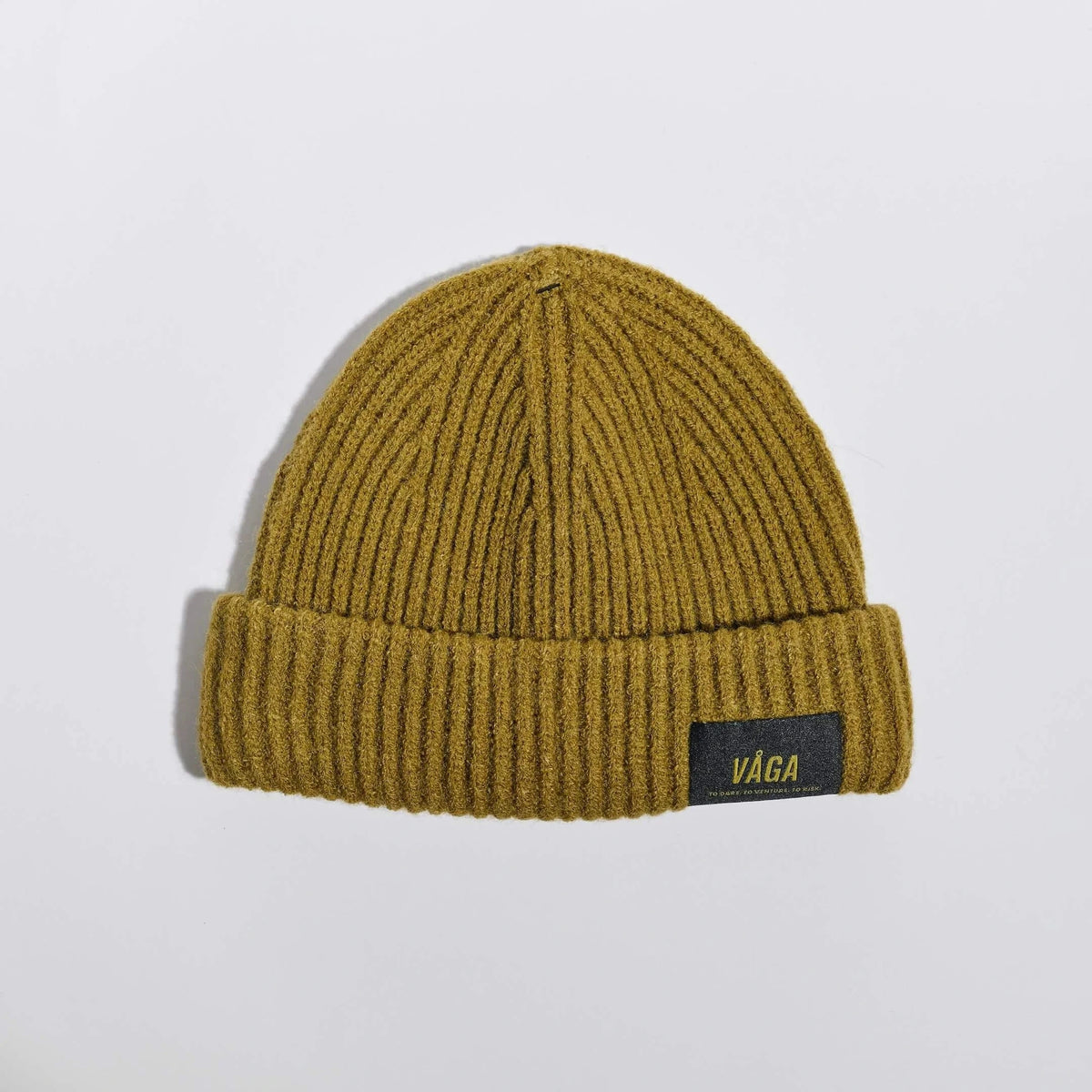 Våga Midweight Beanie in mosgroen – plat neergelegd, voorkant met label