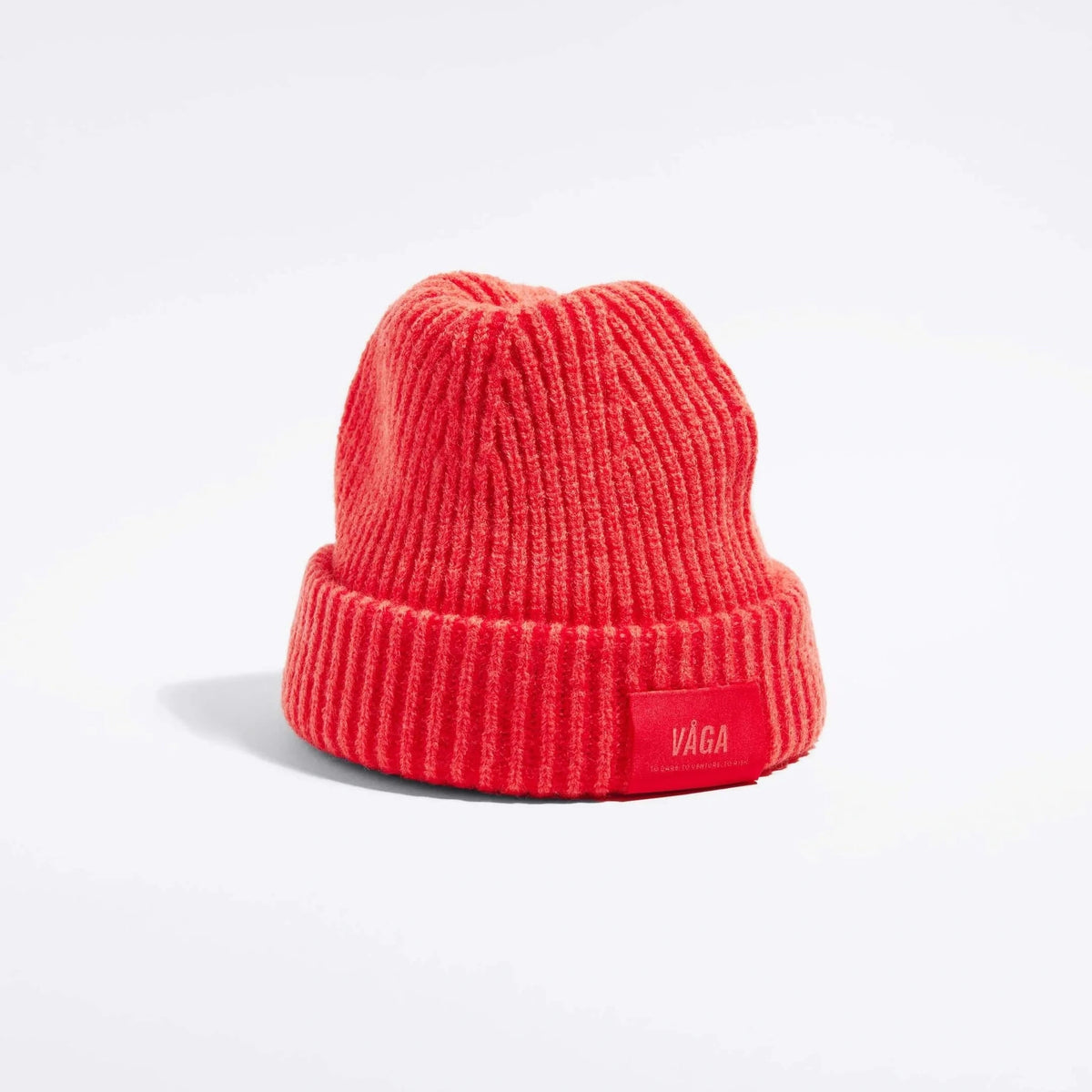 Våga Midweight Beanie in oranjerood – schuin vooraanzicht met Våga-label
