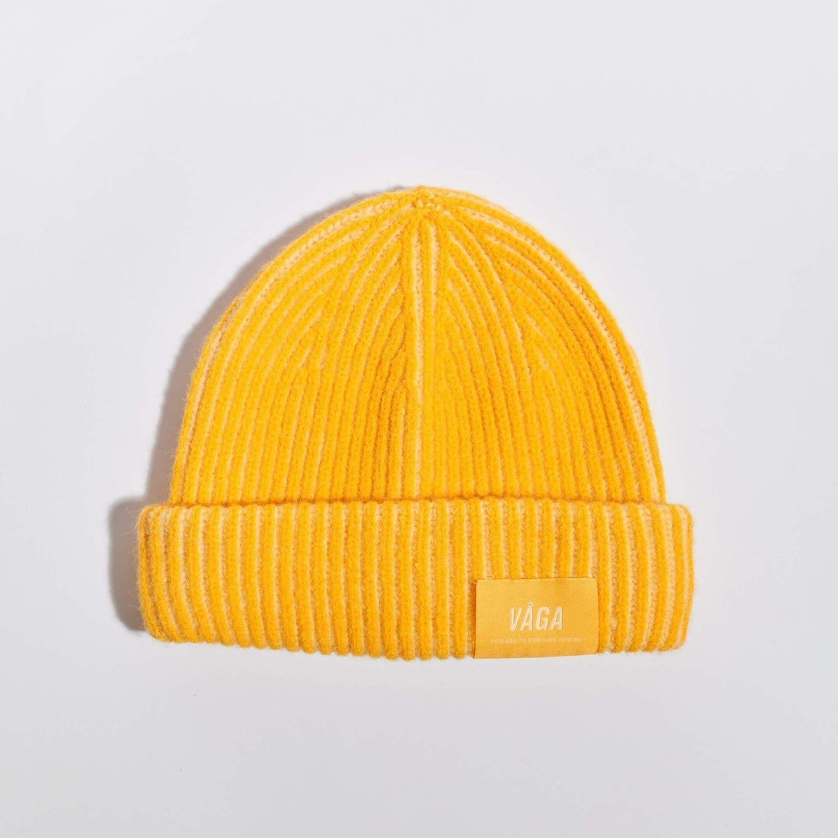 Våga Midweight Beanie in geel – plat neergelegd, voorkant met label
