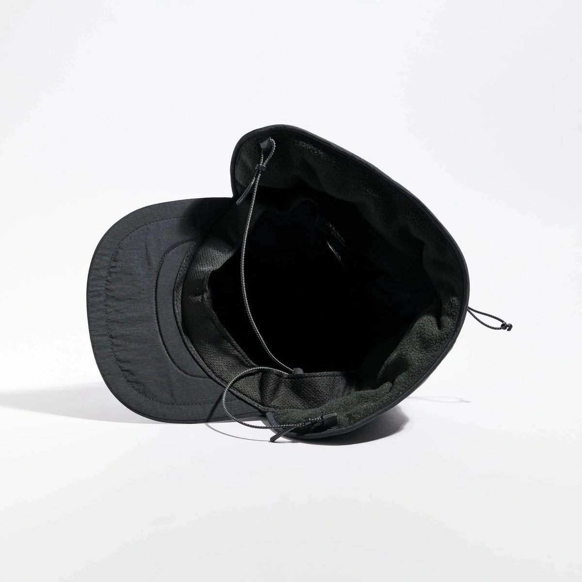 Vaga Padded Hiker Cap in black – inside view with padded headband and cord