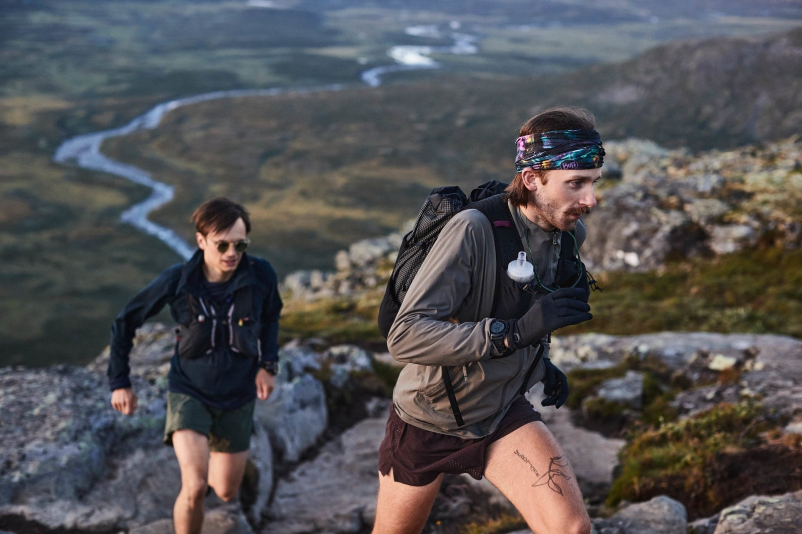 Buff - Sjaal, nekwarmer, haarband, pet of cap? - Trail.nl