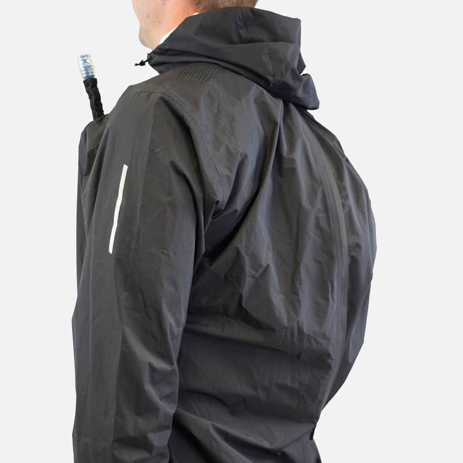 Raidlight Top Extreme Ultra MP+ Heren in zwart – gedragen over een trailvest met flask