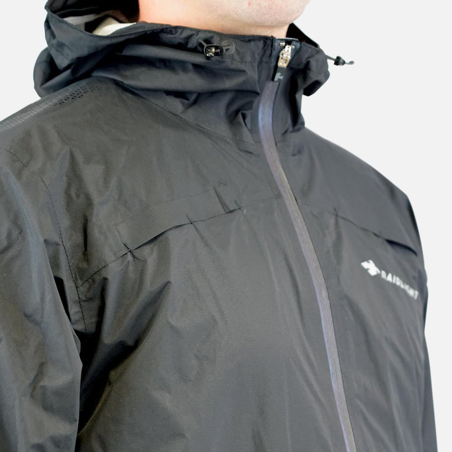 Raidlight Top Extreme Ultra MP+ Heren in zwart – detail kraag met rits en logo