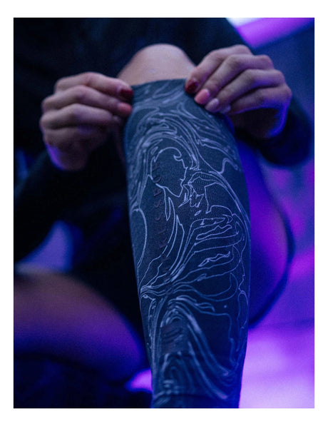Compressport | R2 3.0 Aurora Calf Sleeves | Compressietubes | Reflectie - Trail.nl