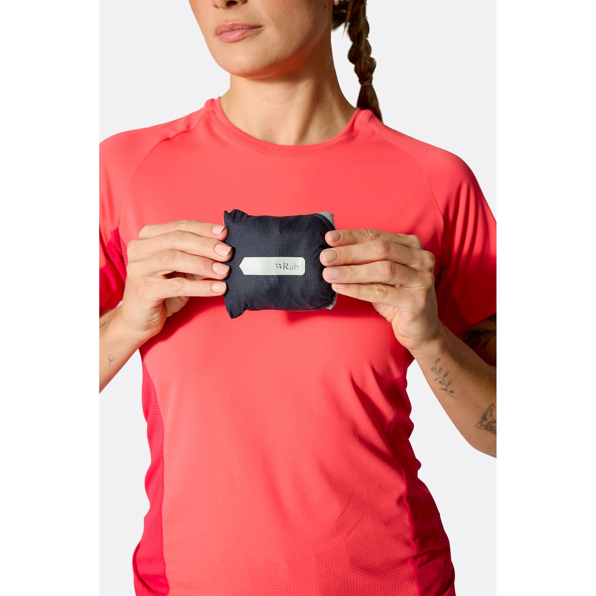 Rab Phantom Waterproof Pants in zwart – compact opgeborgen pakketje in twee handen