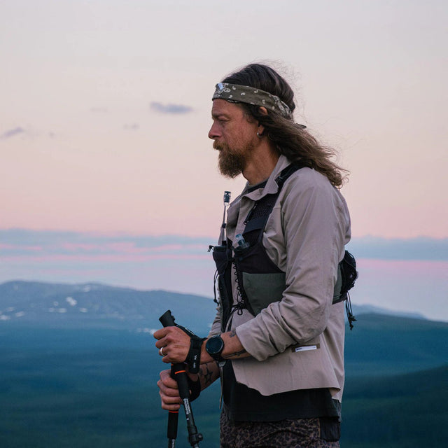Silva Strive 5 Vest – Wanderer mit Stöcken und Weste bei Sonnenuntergang