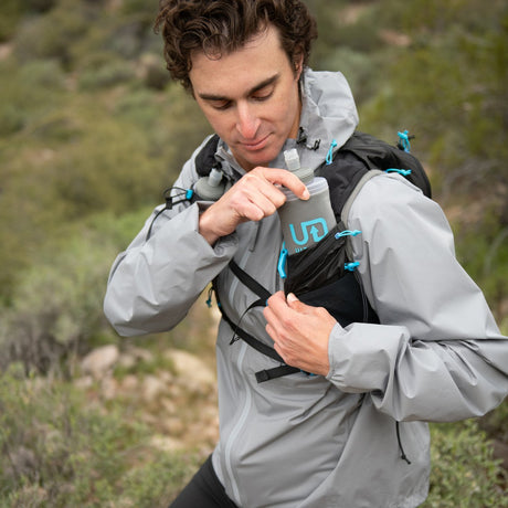 Ultimate Direction | Adventure Vest 6.0 | 17 Liter | Unisex | +1 Soft Flasks en Regenhoes | Trail.nl