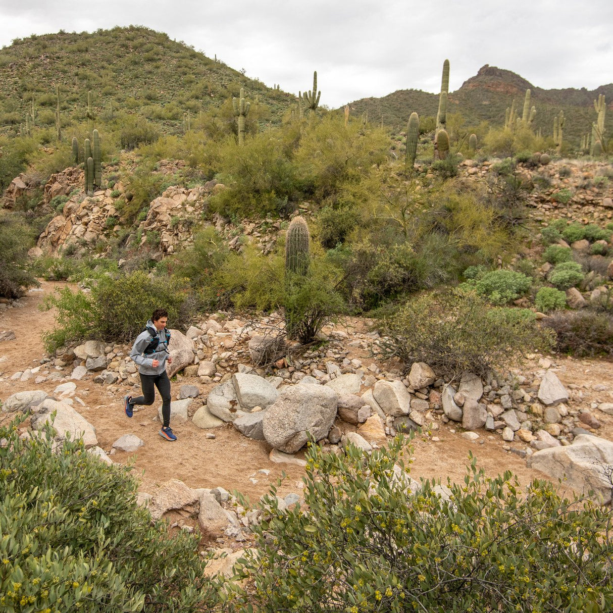 Ultimate Direction | Adventure Vest 6.0 | 17 Liter | Unisex | +1 Soft Flasks en Regenhoes | Trail.nl