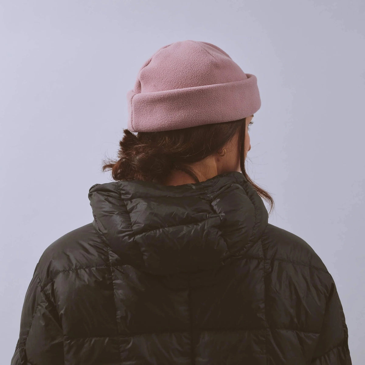 Våga Fleece Beanie in oudroze – gedragen, schuin achteraanzicht