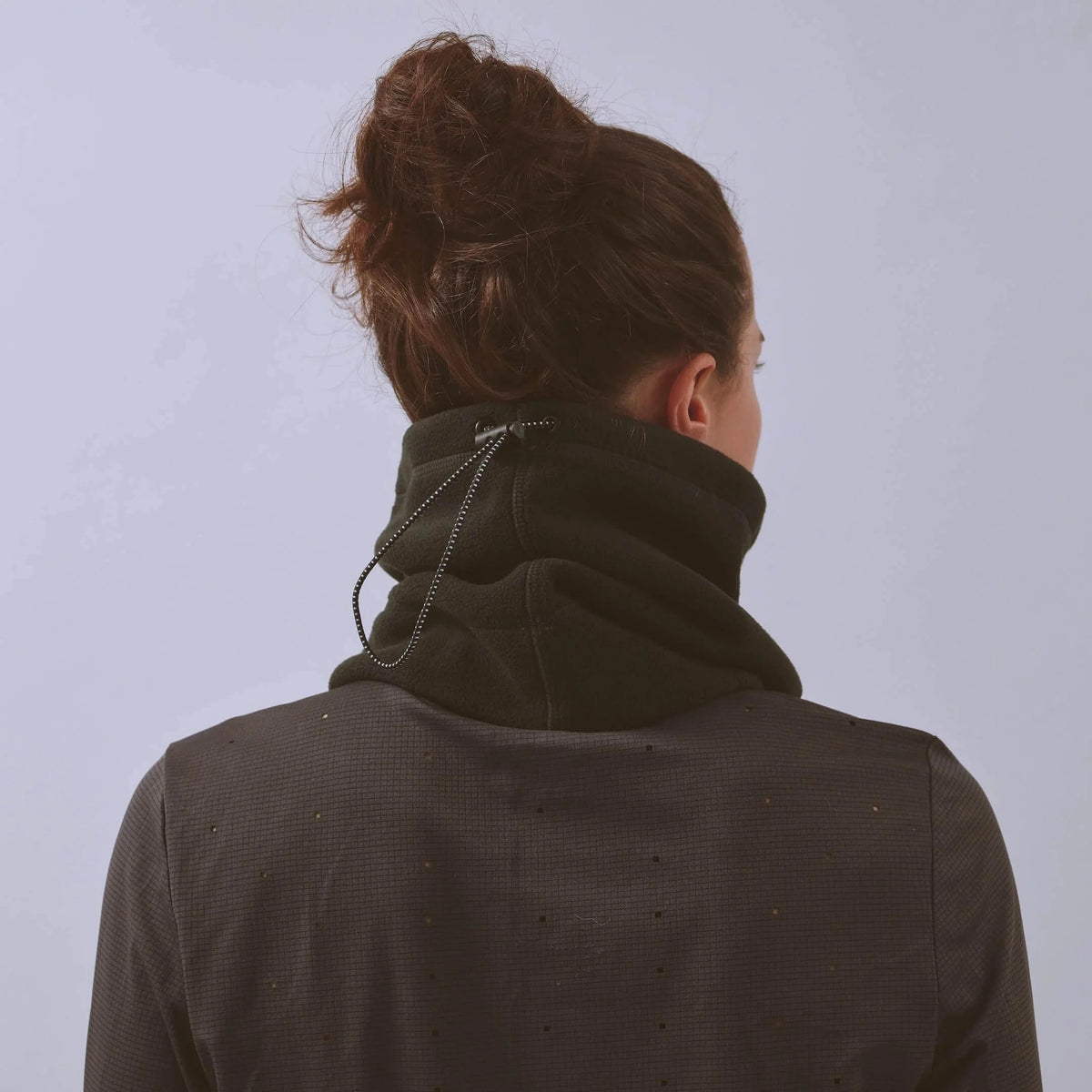 Våga Fleece Neck Gaiter in zwart – gedragen, schuin achteraanzicht met trekkoord