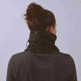 Våga Fleece Neck Gaiter in zwart – gedragen, schuin achteraanzicht met trekkoord