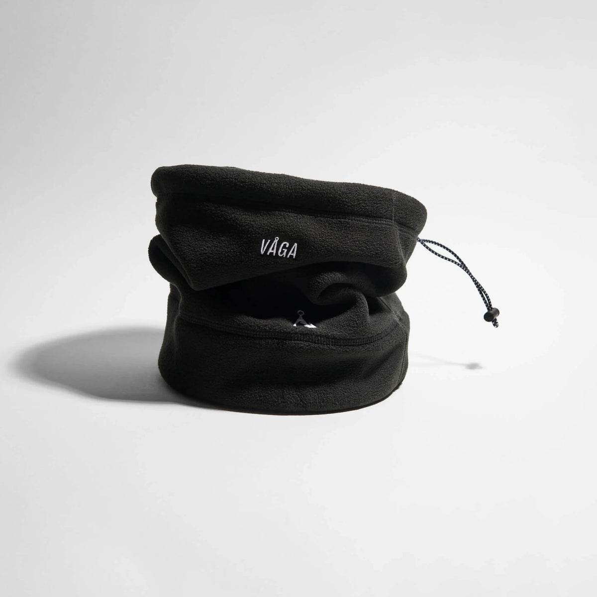 Våga Fleece Neck Gaiter in zwart – staand, opgerold met trekkoord
