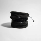 Våga Fleece Neck Gaiter in zwart – staand, opgerold met trekkoord