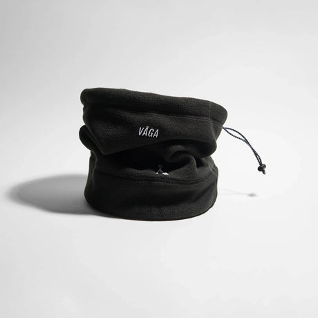 Våga Fleece Neck Gaiter in zwart – staand, opgerold met trekkoord