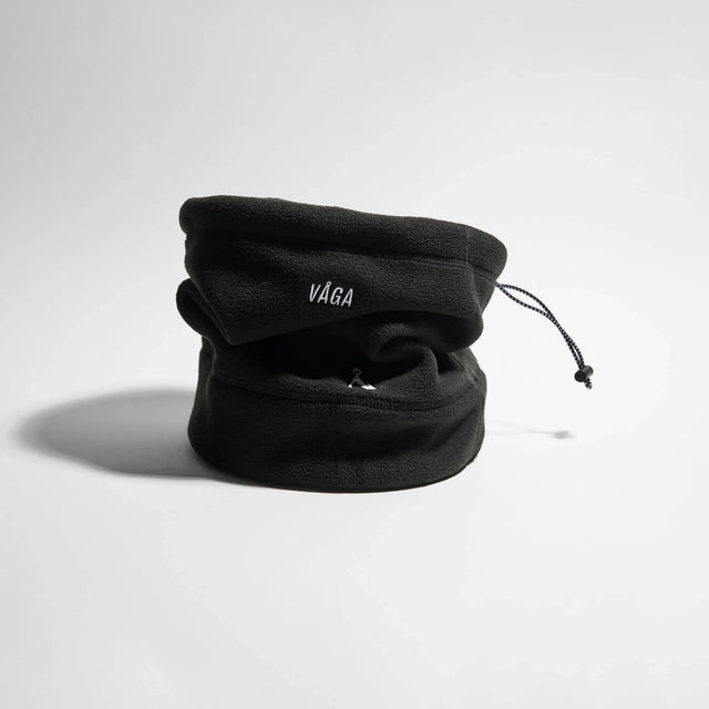 Våga Fleece Neck Gaiter in zwart – staand, opgerold met trekkoord