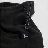 Våga Fleece Neck Gaiter in zwart – close-up van fleece en trekkoord
