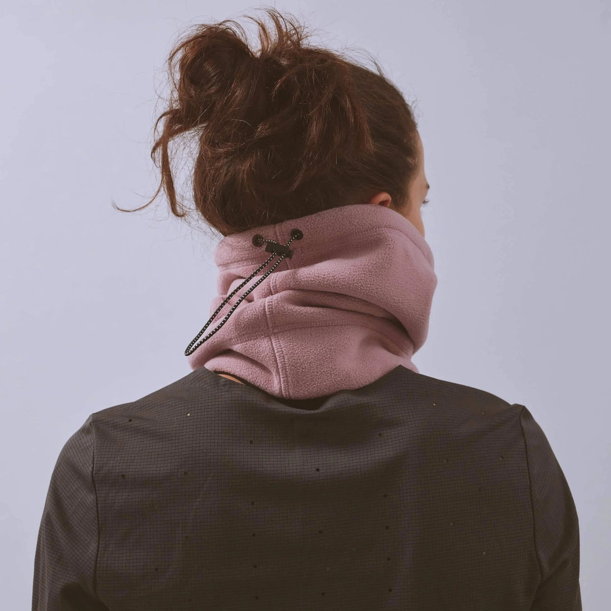 Våga Fleece Neck Gaiter in oudroze – gedragen, achteraanzicht met trekkoord