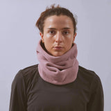 Våga Fleece Neck Gaiter in oudroze – gedragen door loopster, vooraanzicht