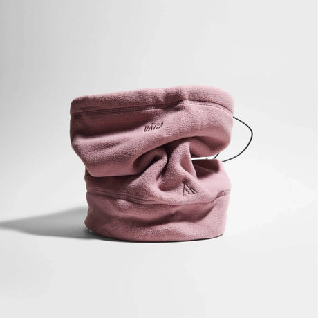 Våga Fleece Neck Gaiter in oudroze – staand, opgerold met trekkoord