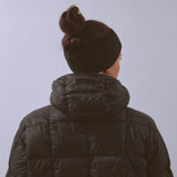 Våga Fleece Headband in Schwarz – getragen, schräge Rückansicht