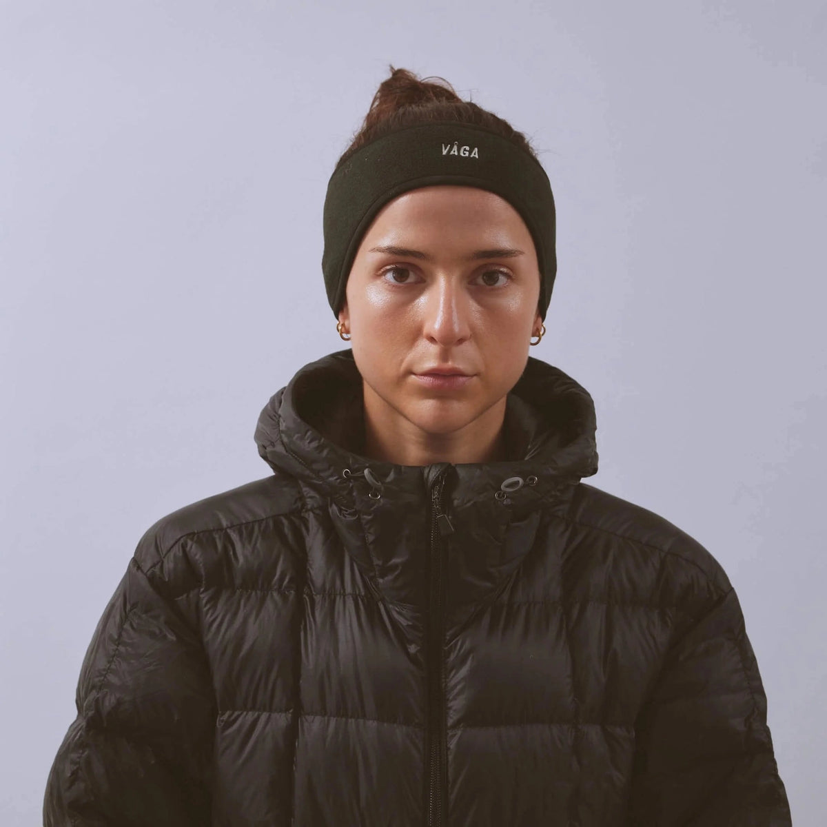 Våga Fleece Headband in Schwarz – von einer Läuferin getragen, Vorderansicht