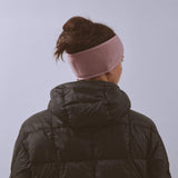 Våga Fleece Headband in Altrosa – getragen, schräge Rückansicht