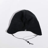 Våga Fleece Summit Beanie in zwart – plat neergelegd, achterkant met label