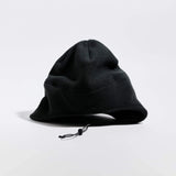 Våga Fleece Summit Beanie in zwart – schuin vooraanzicht met kinkoord