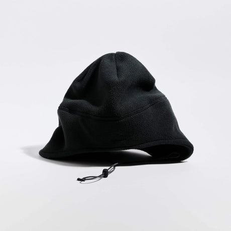 Våga Fleece Summit Beanie in zwart – schuin vooraanzicht met kinkoord