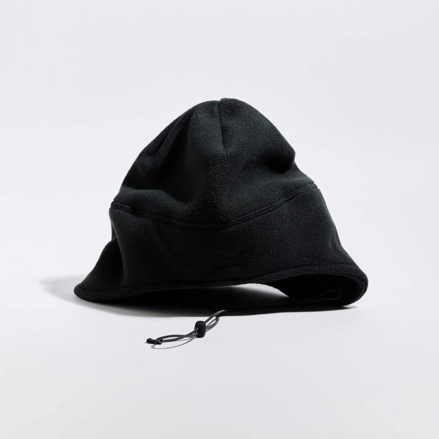 Våga Fleece Summit Beanie in zwart – schuin vooraanzicht met kinkoord