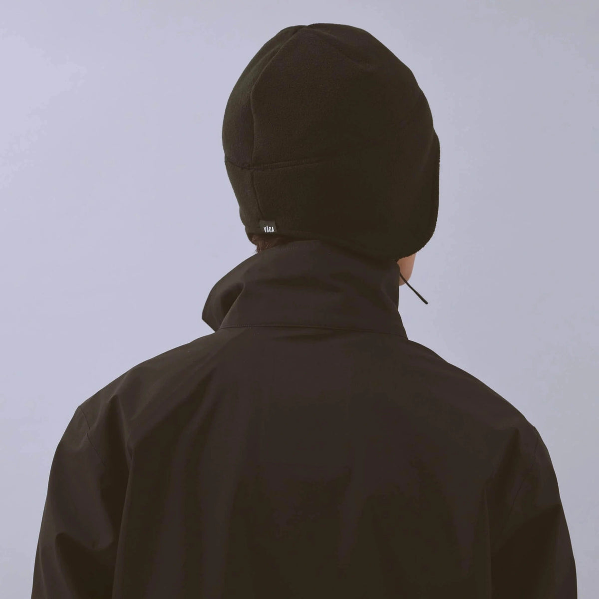 Våga Fleece Summit Beanie in zwart – gedragen, schuin achteraanzicht