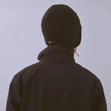 Våga Fleece Summit Beanie in zwart – gedragen, schuin achteraanzicht