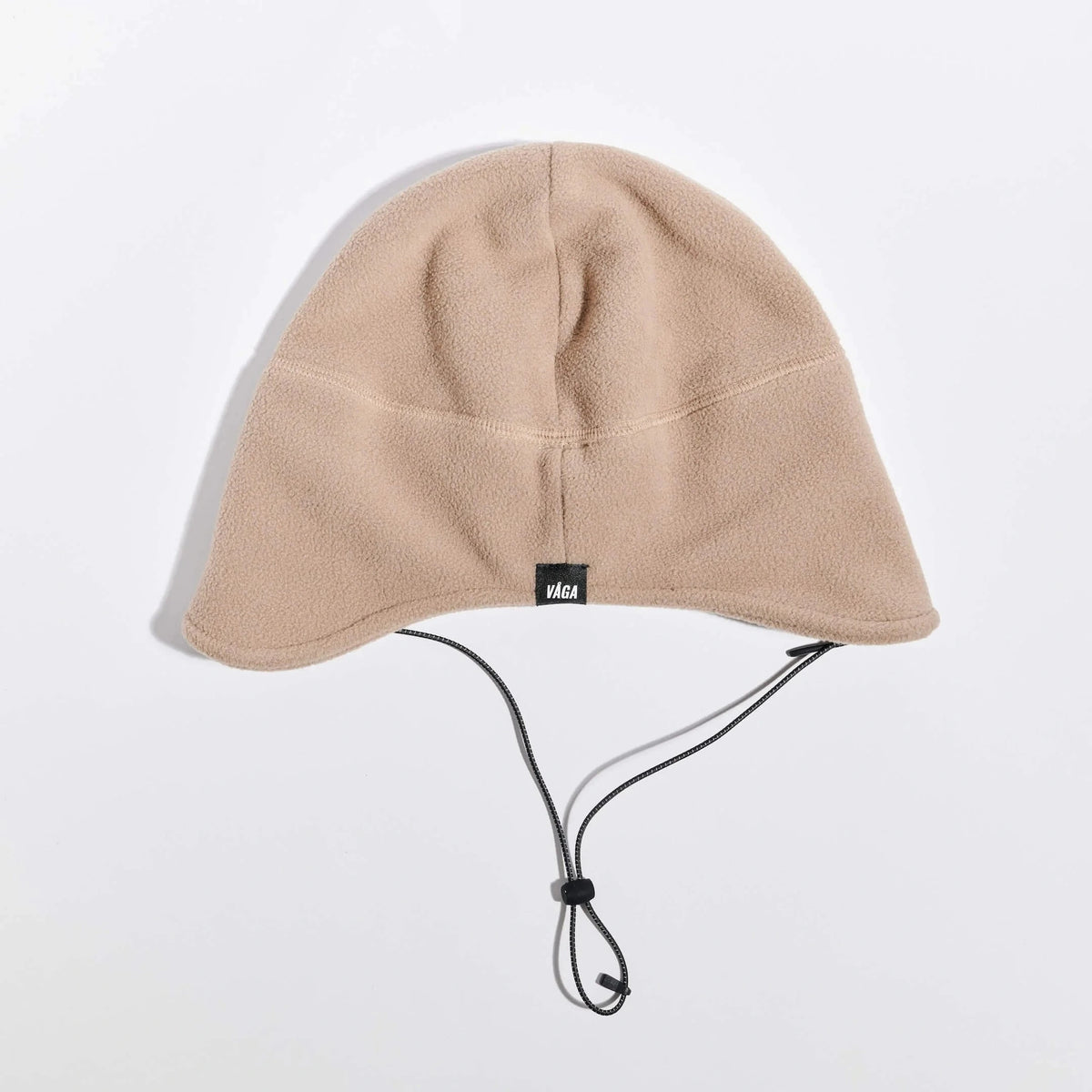 Våga Fleece Summit Beanie in taupe – plat neergelegd, achterkant met label