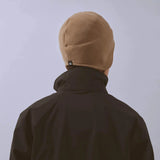 Våga Fleece Summit Beanie in taupe – gedragen, schuin achteraanzicht