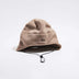 Våga Fleece Summit Beanie in taupe – schuin vooraanzicht met Våga-logo en kinkoord