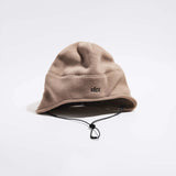 Våga Fleece Summit Beanie in taupe – schuin vooraanzicht met Våga-logo en kinkoord
