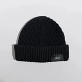 Våga Midweight Beanie in zwart – plat neergelegd, voorkant met label