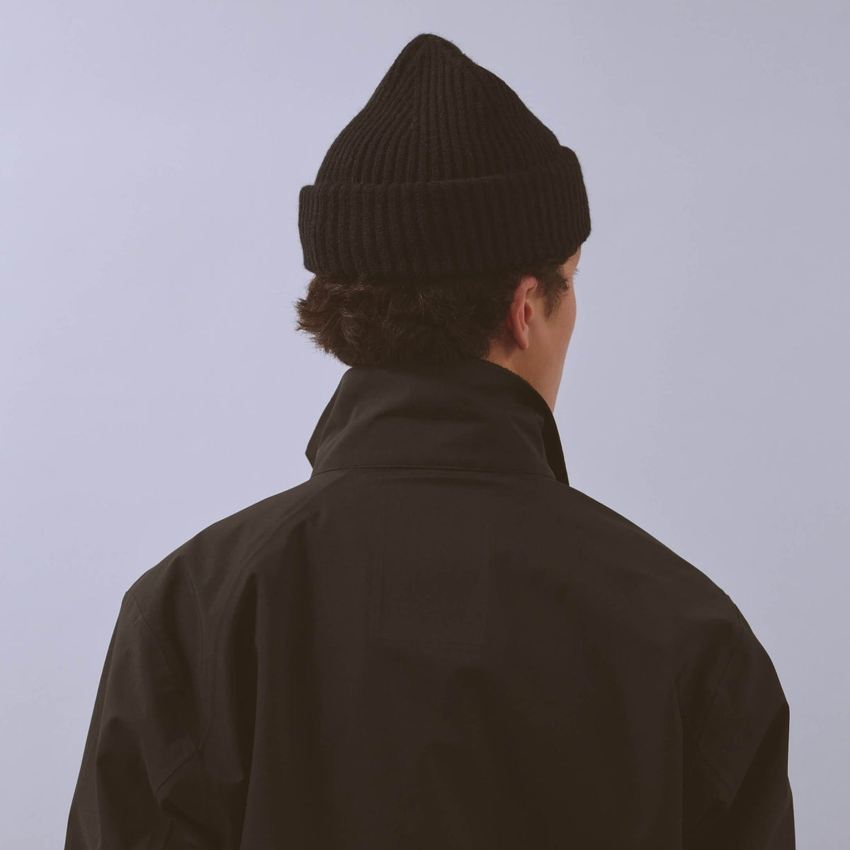 Våga Midweight Beanie in zwart – gedragen, schuin achteraanzicht